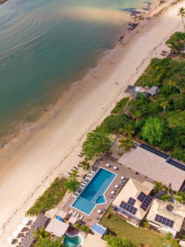 an aerial view of a beach with a swimming pool at Hotel Espelho D'Água Arraial e Beach Club in Arraial d'Ajuda