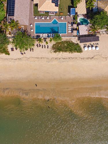 an aerial view of a beach with a swimming pool at Hotel Espelho D'Água Arraial e Beach Club in Arraial d'Ajuda