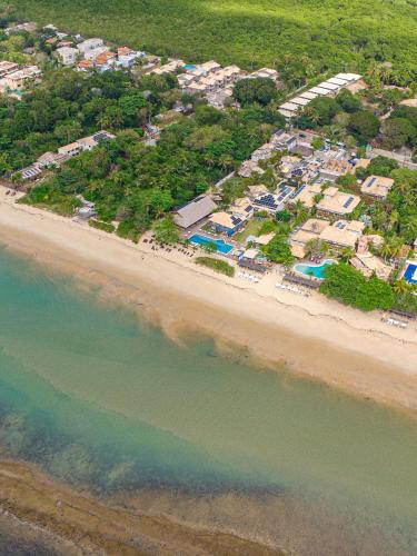 an aerial view of a beach with a group of houses at Hotel Espelho D'Água Arraial e Beach Club in Arraial d'Ajuda