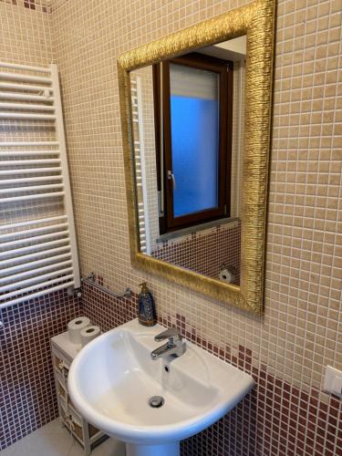 un baño con lavabo y espejo en Collina sul mare, en Ortona
