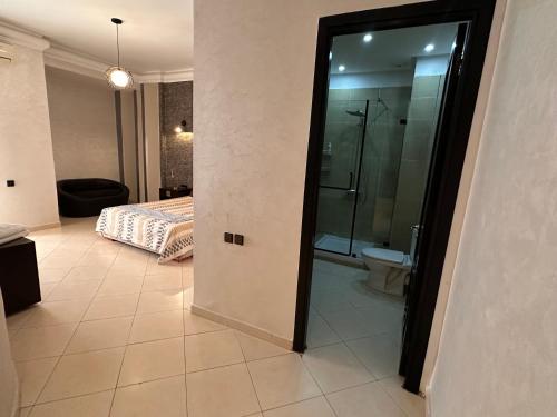 un letto e un bagno con doccia e servizi igienici. di Spacious & luxurious apartment a Kenitra