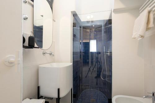 アマルフィにあるDesigner three-room apartment 100 meters from the cathedral Amalfi 44の洗面台とシャワー付きのバスルーム