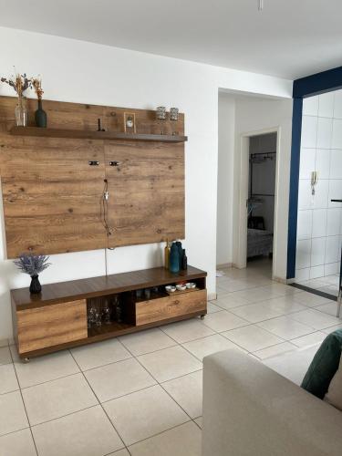 a living room with a large wooden wall at Apto próximo ao Uberlândia Shopping in Uberlândia