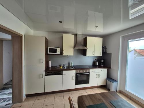 Η κουζίνα ή μικρή κουζίνα στο Ferienhaus Thalia 2 a