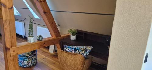 a room with a desk and a chair and some windows at Schlosshotel Hohenbocka in Hohenbocka
