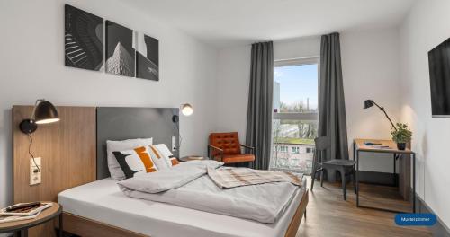 a bedroom with a bed and a desk and a chair at smartments Bielefeld Hauptbahnhof in Bielefeld