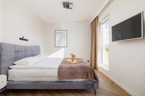 Katil atau katil-katil dalam bilik di Air Conditioned Apartment in Tychy with Parking and Desk by Noclegi Renters