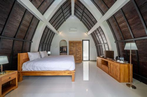 Un dormitorio con una cama y un televisor. en 1BR Bungalow with Kitchen & Pool in Uluwatu - B2, en Bingin Beach