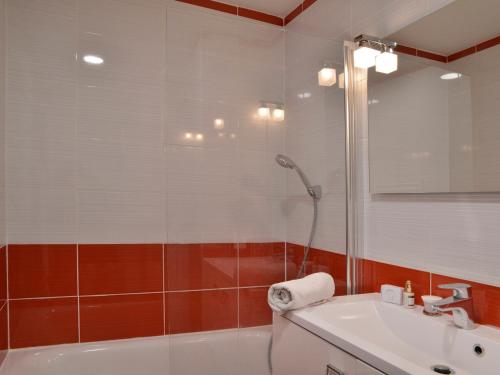 a bathroom with a tub and a sink and a shower at Appartement rénové et tout confort au cœur de la station - FR-1-181-906 in Plagne Bellecote