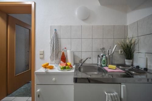 Η κουζίνα ή μικρή κουζίνα στο Gemütliches Studio in Altstadt - mit Sofa und Kochgelegenheit