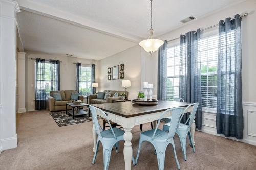 Χώρος καθιστικού στο Pet-Friendly 3BR w Porch & Grill Weekday Deals