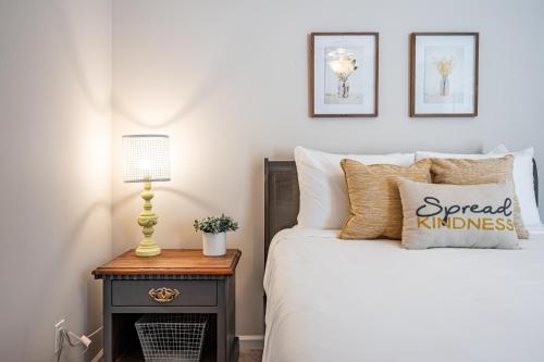 Ένα ή περισσότερα κρεβάτια σε δωμάτιο στο Pet-Friendly 3BR w Porch & Grill Weekday Deals