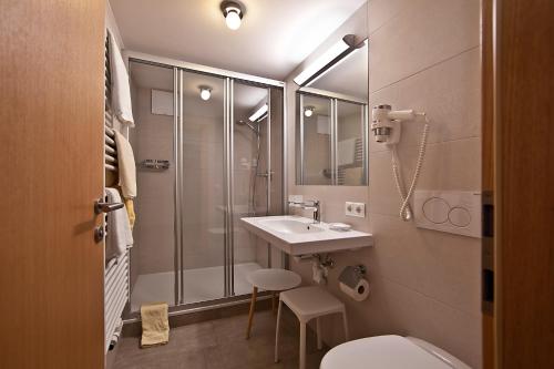 Et badeværelse på Appartements Staudacher