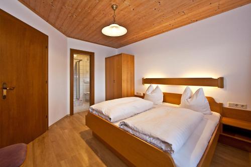 En eller flere senge i et værelse på Appartements Staudacher