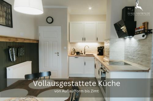 Kuchyň nebo kuchyňský kout v ubytování Familienurlaub pur III KINDER UND JUGENDLICHE bis 17 frei III HUND willkommen III SAUNA im Haus III Natur direkt vor der Tür III nah an Winterberg für Ski Wandern und Abenteuer