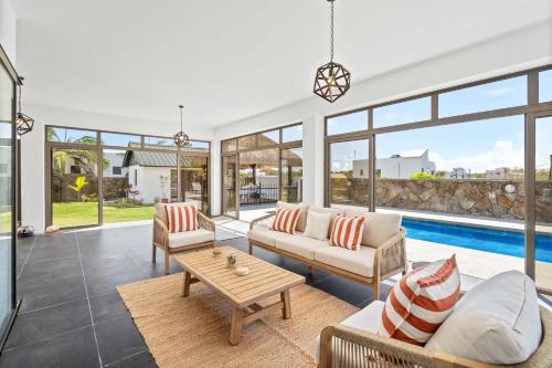 Mare SècheVilla Nyota - Perfect Place by Sealodge Mauritius的客厅配有家具和游泳池