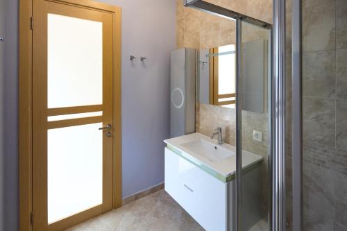 a bathroom with a sink and a shower at Boka Kotorska Apartmani in Gornji Orahovac