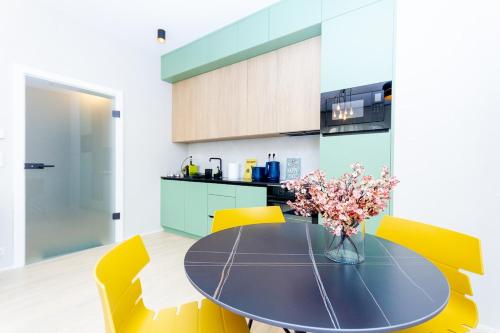 Kuchyň nebo kuchyňský kout v ubytování Central Harmony 4 People Apartment with AC by NW
