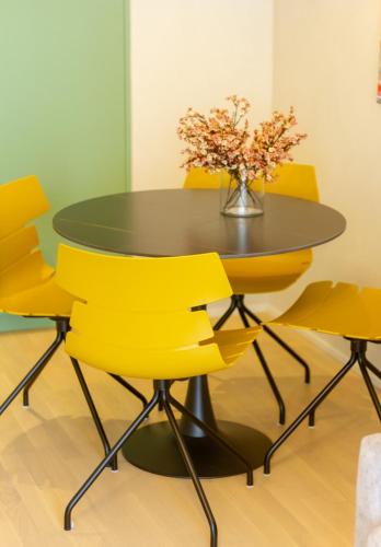 Posezení v ubytování Central Harmony 4 People Apartment with AC by NW