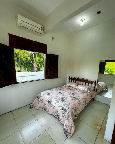 une chambre avec un lit et une fenêtre dans l'établissement Casa completa em Alter do Chao, à Santarém