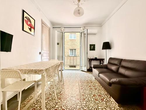 Bright 3 Bedroom Apartment Central Barcelona