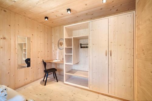 a wooden room with a desk and a chair at Gögelehof in Stulles
