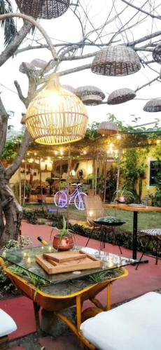 a room with a table and a chandelier at La Maison de Canelya in Cotonou