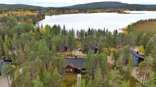 una vista aerea di una casa vicino a un lago di Holiday Cabin Isomus inc outdoor jacuzzi ad Äkäslompolo
