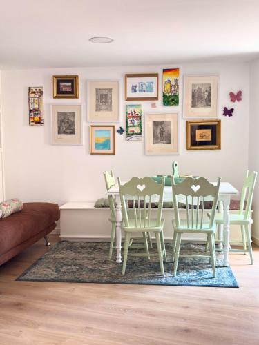 a dining room with a table and chairs at Casa Milamores Constância in Constância