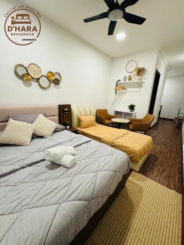 Un dormitorio con dos camas y un ventilador de techo. en K Avenue By D Hara Residence, en Kota Kinabalu