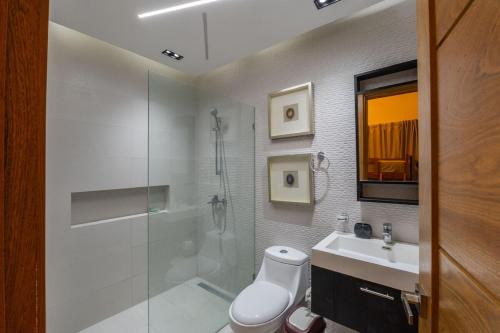 Ένα μπάνιο στο Villa Monaco RD