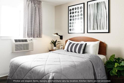 Ένα ή περισσότερα κρεβάτια σε δωμάτιο στο InTown Suites Extended Stay Select Dayton OH- Miamisburg