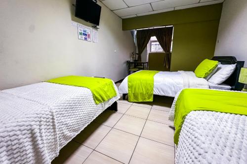 Postel nebo postele na pokoji v ubytování Hotel Las Gardenias