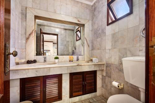 5 En-Suite Bedrooms, close to centre, free AC WiFi