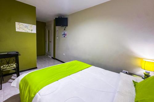 Postel nebo postele na pokoji v ubytování Hotel Las Gardenias