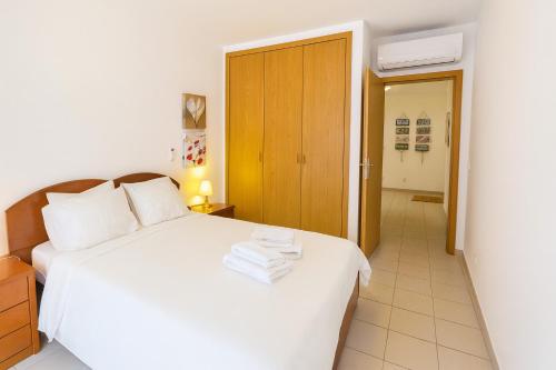 Postel nebo postele na pokoji v ubytování Oceanos 12 Holiday Apartment, Portimão, Algarve