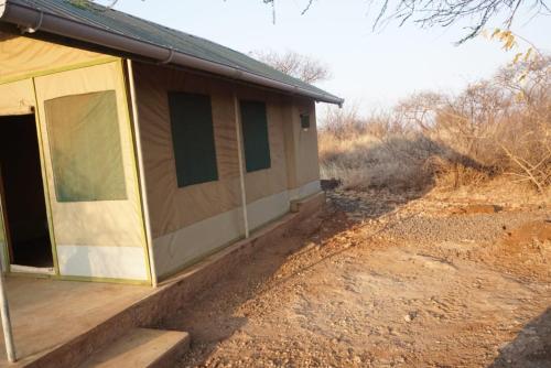 una piccola casa con portico e terrazza di Oldonyo Musa Camp Amboseli a Rift Valley
