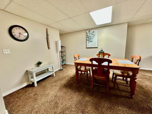 Fotografie z fotogalerie ubytování Beautiful Suite Fenced yard Kitchen Laundry v destinaci St. Albert