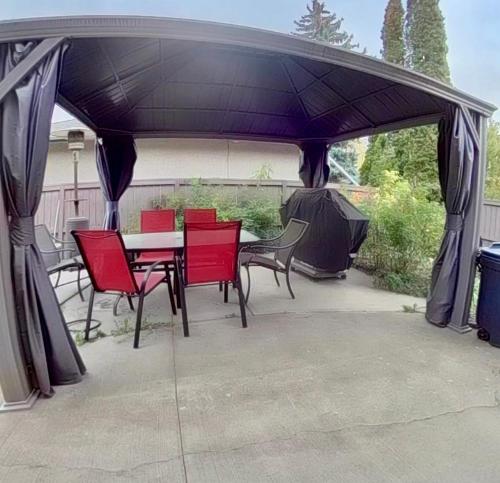 Patio nebo venkovní prostory v ubytování Beautiful Suite Fenced yard Kitchen Laundry