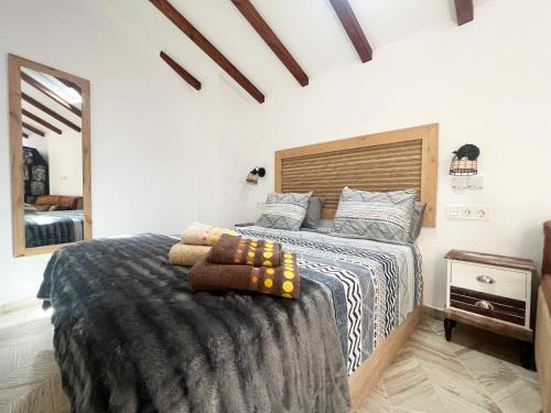 una camera da letto con un letto grande in una stanza di Malasaña 51, new, center, quite, parking on request a Málaga