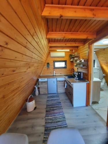 Η κουζίνα ή μικρή κουζίνα στο Cozy A-Frame Cabins in Bucovina