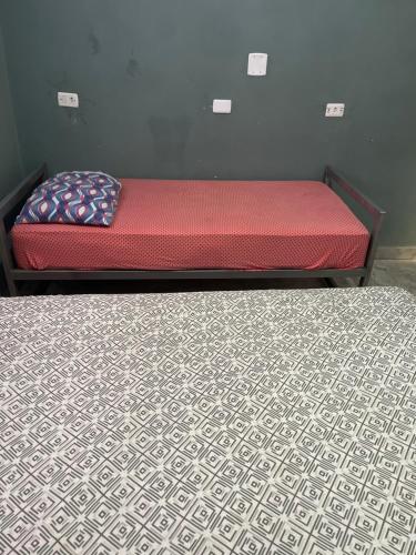 een bed in een kamer met een rode matras bij Casa SaraH!! in Manaus