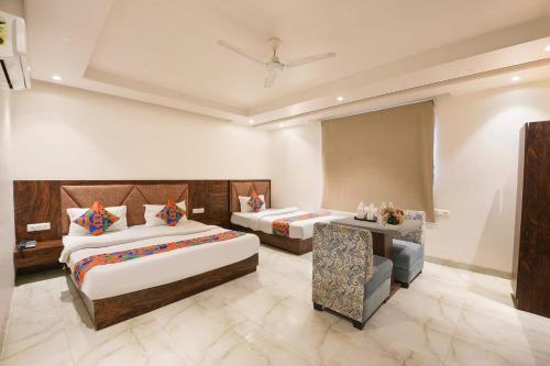 Ένα ή περισσότερα κρεβάτια σε δωμάτιο στο Navodayan Hotel