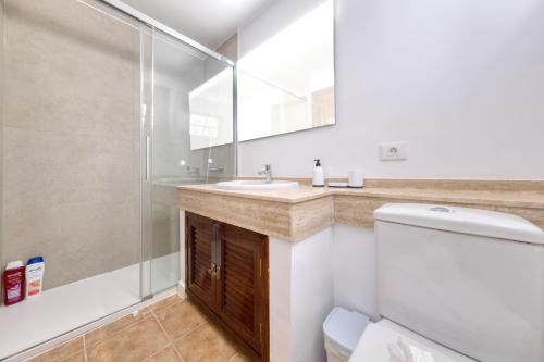 Ένα μπάνιο στο Apartamento El Charcon B
