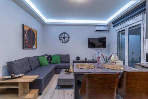 Modern Loutraki Apartment 3min Walk to Beach Fits 4