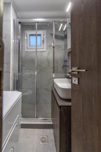 Modern Loutraki Apartment 3min Walk to Beach Fits 4