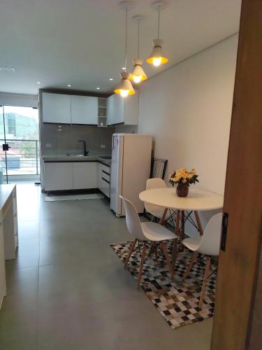 cocina con mesa, mesa y sillas en Apartamento 21 Praia de Leste, en Pontal do Paraná