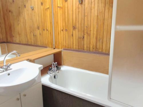 ein Badezimmer mit Waschbecken und Badewanne in der Unterkunft Appartement cosy au pied des pistes avec grand balcon à Isola 2000 - FR-1-292-212 in Isola