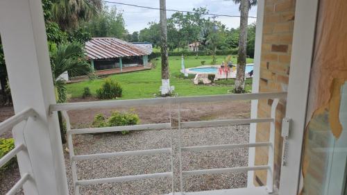 a view of a yard from a porch at Hermosa cabaña cerca Restrepo in Villavicencio