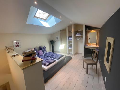 - un salon avec un canapé et une lucarne dans l'établissement Gite Lavande - Paradis de Provence, à Le Pin